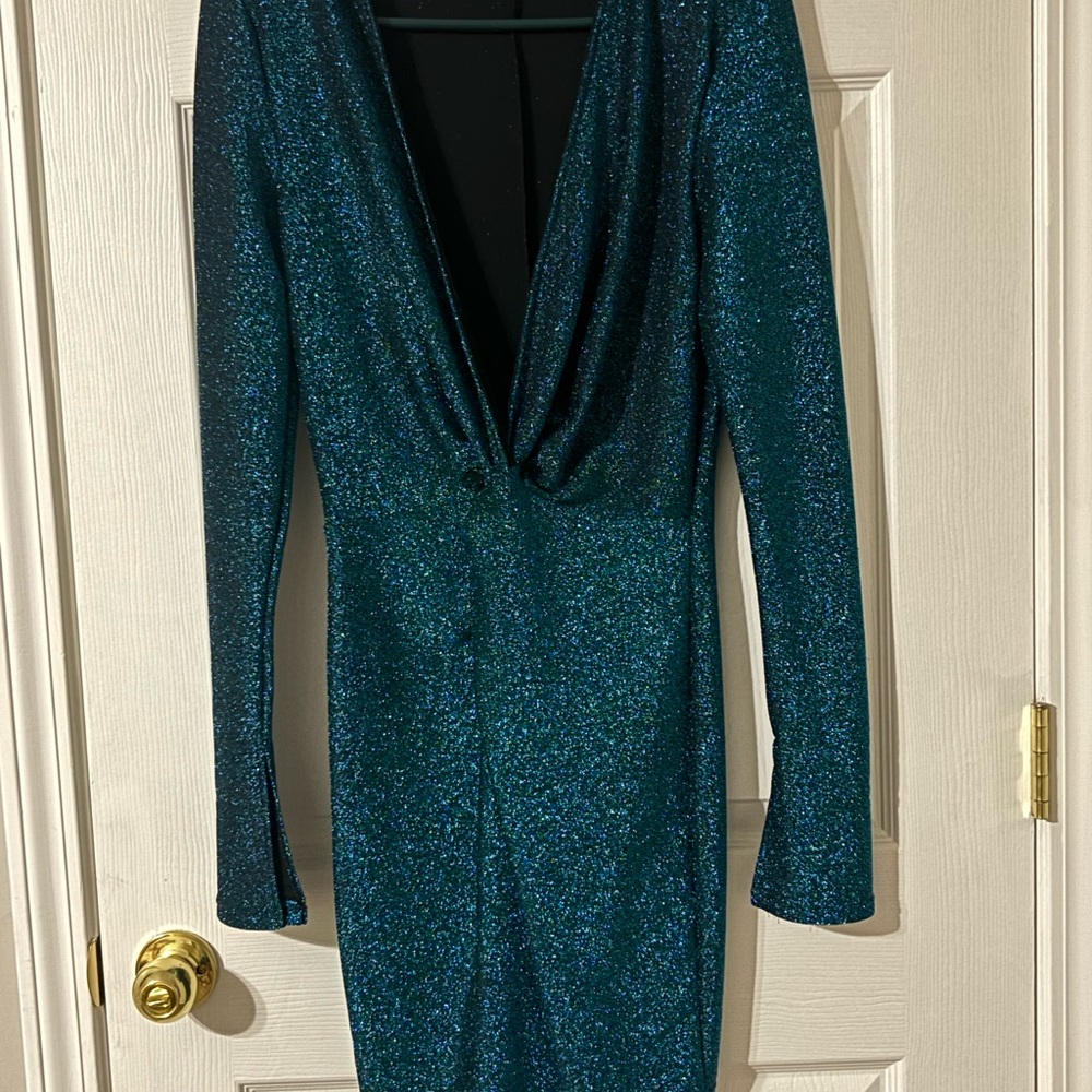 This beautiful stylish dress would be great for holidays!